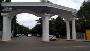 a large archway with cars parked in a parking lot at Thermas Lacqua Diroma Caldas Novas in Caldas Novas