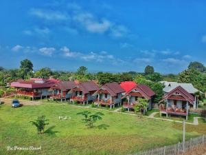 une vue aérienne sur une rangée de maisons au toit rouge dans l'établissement Pai Princess Resort, à Pai