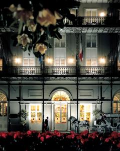 un edificio con una persona che si trova di fronte ad esso di Omni Royal Orleans Hotel a New Orleans