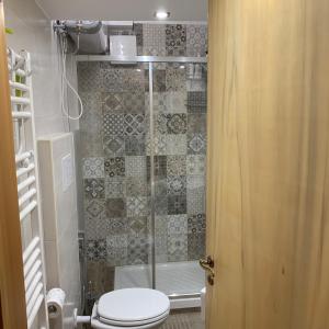 RovereにあるAppartamento sirenteのバスルーム(シャワー、トイレ、バスタブ付)