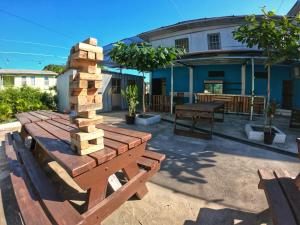 una mesa de picnic con una pila de ladrillos de fuego. en Kawoq Hostel en San Ignacio