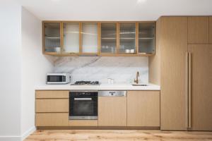 Dapur atau dapur kecil di Collins House Apartments by CLLIX