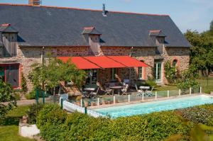 a house with a swimming pool in front of it at Tillac Chambres d'hôtes in Pléchâtel