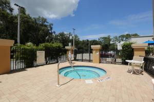 Kolam renang di atau dekat dengan Holiday Inn Express Tampa North Telecom Park by IHG