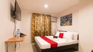 Giường trong phòng chung tại RedDoorz Plus @ Diola Villamonte Bacolod