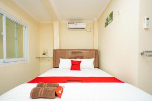 Llit o llits en una habitació de RedDoorz Syariah near Exit Toll Ciawi