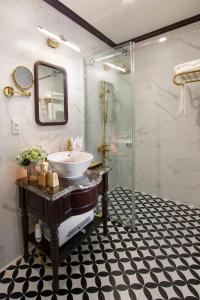 Phòng tắm tại Athena Royal Cruise