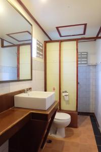 y baño con lavabo, aseo y espejo. en Yataa Spa and Resort, en Ko Sukon