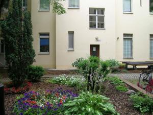 a garden in front of a building with flowers at Ferienwohnung Berlin Tiergarten in Berlin