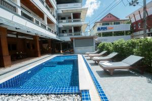 Bazén v ubytování Coconut Grove Hotel Samui nebo v jeho okolí