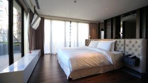 Rúm í herbergi á Hotel Mvsa+Michelin 2 Starred Molino de Urdàniz
