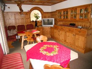 una cocina con una mesa con un paño rojo. en Ferienwohnung Bacher, en Mayrhofen