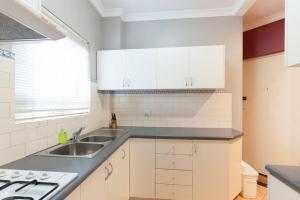 Cuisine ou kitchenette dans l'établissement M2 West Perth Studio Apartment near Kings Park