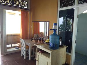 una cocina con una mesa con una botella de agua. en Stairway To Heaven Bungalows and Restaurant, en Amed
