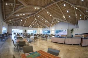 Habitación grande con mesas y sillas en un restaurante en Resort do Lago - Caldas Novas, en Caldas Novas