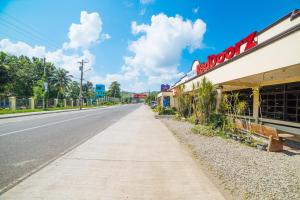 una calle vacía al lado de una carretera en RedDoorz near San Juanico Bridge en Tacloban