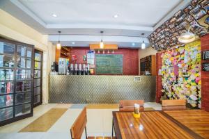Ο χώρος του lounge ή του μπαρ στο RedDoorz near San Juanico Bridge
