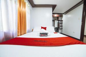 Ένα ή περισσότερα κρεβάτια σε δωμάτιο στο RedDoorz near San Juanico Bridge