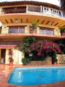 una casa con piscina frente a un edificio en Casa Isabel a Boutique Hilltop Inn, en Puerto Vallarta