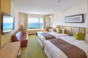 Кровать или кровати в номере Royal View Hotel Churaumi