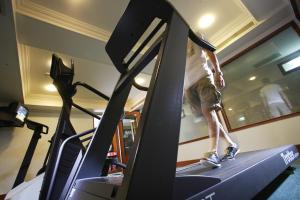 新竹市的住宿－金頓國際大飯店，一个人在健身房跑步机上行走