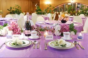 una mesa púrpura con platos y una botella de vino en Kingdom Hotel, en Hsinchu City
