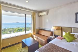 Кровать или кровати в номере Royal View Hotel Churaumi