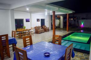 ein Haus mit einem Pool mit einem Tisch und Stühlen in der Unterkunft Lion Resort in Polonnaruwa