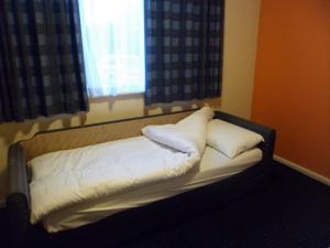 Postel nebo postele na pokoji v ubytování Metro Inns Huddersfield