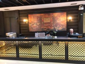 two people sitting at the counter of a restaurant at Buddy Lodge, Khaosan Road in Bangkok