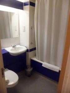 Koupelna v ubytování Metro Inns Huddersfield