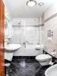 uma casa de banho com um lavatório, um WC e um chuveiro em Boutique Hotel Korana Srakovcic em Karlovac