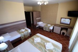 ヴィチャゼヴォにあるHotel Imera All Inclusiveのベッド2台、薄型テレビが備わるホテルルームです。