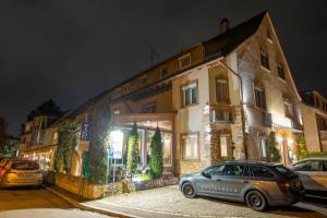 ein Auto, das nachts vor einem Gebäude parkt in der Unterkunft Hotel Restaurant Meteora in Tübingen