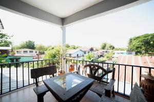 a patio with a table and chairs on a balcony at OYO 465 Krung Kao Traveller Lodge in Phra Nakhon Si Ayutthaya