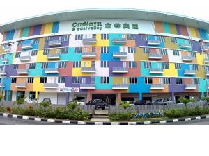 米里Citi Hotel的停车场内有色彩缤纷的阳台的建筑