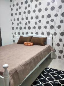 - une chambre avec un lit et du papier peint noir et blanc dans l'établissement Apartment in Melaka, à Malacca