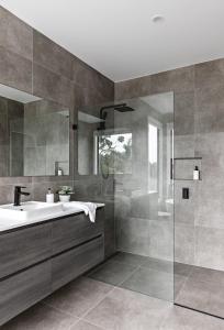 un baño con lavabo y ducha en Mandala Beach House Jervis Bay, en Callala Bay