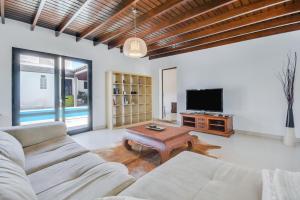 sala de estar con sofá y TV en Villa Nazoly, en Nazaret