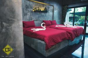 Llit o llits en una habitació de The Loft House Sakaeo