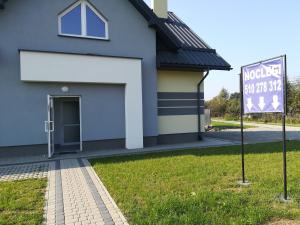 a house with a no parking sign in front of it at Noclegi Długie in Długie