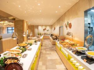 una línea de buffet en un restaurante con comida a la vista en La'gent Stay Hakodate Ekimae, en Hakodate