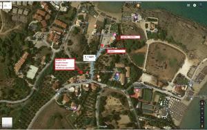 een kaart van een stad met rode pijlen bij Plaka Beach Resort in Vasilikos