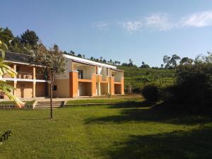 アンタナナリボにあるSAHA NOFY Ambohimalaza Guestの草の庭のある家