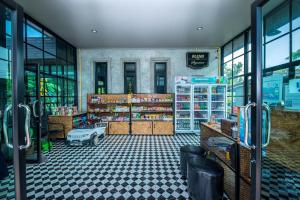Watthana NakhonThe Loft House Sakaeo的一间房子中间有车的商店