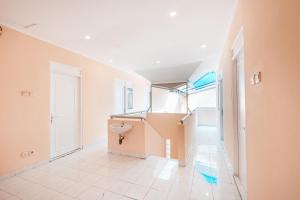a bathroom with a sink and a toilet in a room at RedDoorz @ Pavilion Residence Cikarang in Jakarta +15 photos