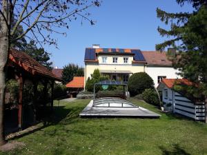 ein Haus mit einem Pool in der Mitte eines Gartens in der Unterkunft Bed & Pool in Wiener Neustadt