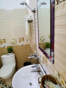 łazienka z toaletą i umywalką w obiekcie Mai Chau Xanh Bungalow w mieście Mai Châu