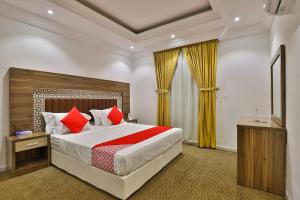 سرير أو أسرّة في غرفة في قصر الحمراء للأجنحة الفندقية فرع الحمراء