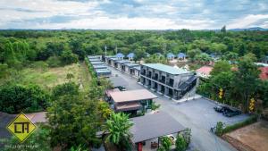Watthana NakhonThe Loft House Sakaeo的城镇建筑的头顶景色